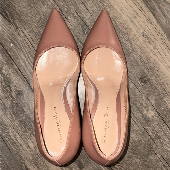 Gianvito Rossi
Gianvito 85mm pumps size 8.5 woman’s
Made in Italy - Picture 9 of 12